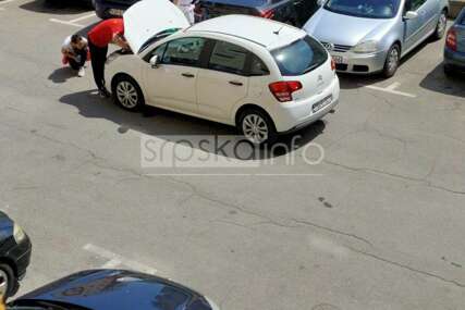 Drama kod Banja Luke: Zmija ušla djevojkama u automobil