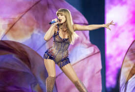 Taylor Swift postala viralni hit nakon što je usred koncerta progutala bubu (Video)