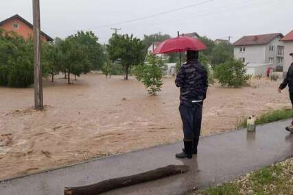 Poplavljeni stambeni i poslovni objekti u Kalesiji, spašena žena