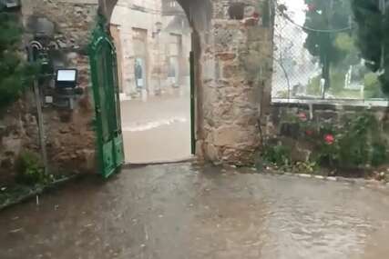 NEVRIJEME ZAHVATILO MOSTAR: Dvorište Karađoz-begove džamije pod vodom (VIDEO)