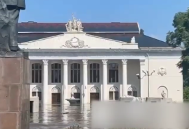 Pogledajte kako izgleda grad pod vodom poslije probijanja brane u Ukrajini (Video)