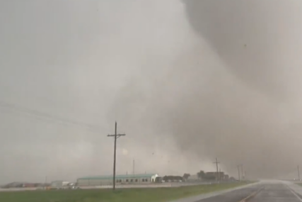 Tornado pogodio Teksas: Ima mrtvih i povrijeđenih, uništeno desetine kuća (Video)