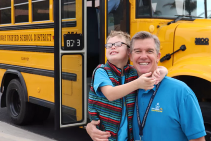 Otac prošao dodatnu obuku za vozača školskog autobusa za sina s invaliditetom