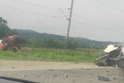 Nesreća kod Bosanskog Novog: Traktorista poginuo u sudaru s kombijem