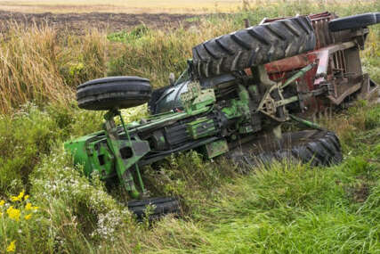 NESREĆA KOD DOBOJA Sin s traktorom sletio s kolovoza, otac teško povrijeđen