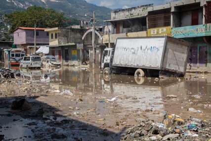 U poplavama na Haitiju poginulo najmanje 15 osoba  (FOTO+VIDEO)