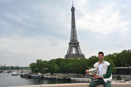 Novak Đoković u Parizu pozirao sa trofejom (FOTO)