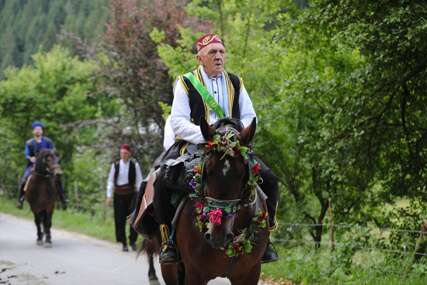 Manifestacija "513. dani Ajvatovice": Konjanici iz Karaule krenuli ka Pruscu (FOTO)