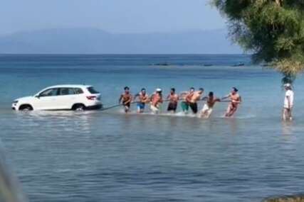 Snimak kako kupači "spašavaju" automobil iz mora postao viralan na internetu