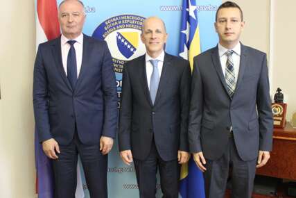 Helez i Goganović s ambasadorom Nizozemske o političkoj i sigurnosnoj situaciji u Europi i regiji