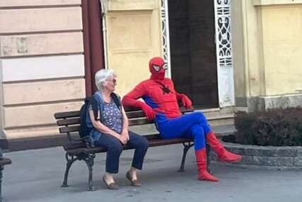 Hit na internetu: Spajdermen sjedi na klupi pored bakice