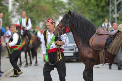 Građani aplauzom ispratili defile konjanika i orkestar "Mehter" kroz Donji Vakuf