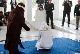 Indonezija: Nevjenčani par javno bičevan po 21 put zbog kršenja šerijatskog zakona