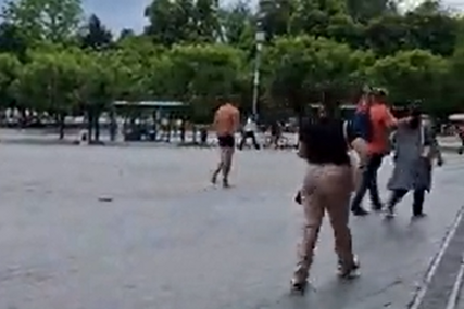 Taj ludi, ludi svijet: Muškarac u boksericama prošetao centrom Banjaluke (VIDEO)