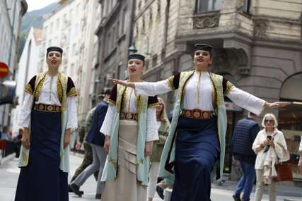 Veselo je danas na ulicama Sarajeva: Pogledajte ko je izmamio osmijeh prolaznicima