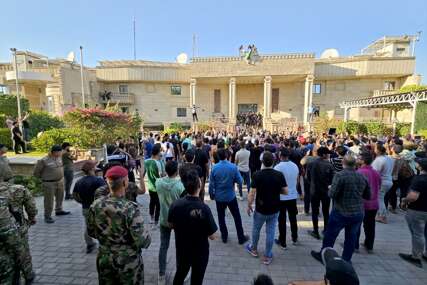 Demonstranti upali u dvorište švedske ambasade u Bagdadu u znak protesta zbog spaljivanja Kur'ana