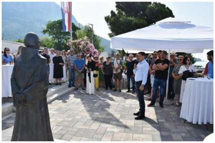 Sarajevska kiparka Adna Bakija izradila spomenik franjevcu iz Zaostroga