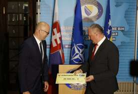 Ambasador Holben uručio donatorski ček ministru Helezu