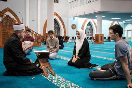 Supruga Anela Ahmedhodžića Marijana večeras u Istiklal džamiji primila islam