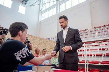 U Crnoj Gori vanredni parlamentarni izbori: Do 15 sati glasalo 35 posto registriranih birača