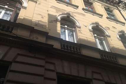 Strogi centar Sarajeva: Veliki dio oronule fasade pao sa zgrade na pločnik