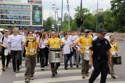 Sarajevski maturanti svečano prodefilovali glavnim ulicama grada (FOTO)