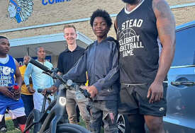 Terron Armstead iz Miami Dolphinsa poklonio učeniku bicikl nakon što je čuo da je prepješačio 10 km do svoje mature... i kupio kombi za porodicu