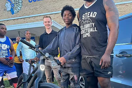 Terron Armstead iz Miami Dolphinsa poklonio učeniku bicikl nakon što je čuo da je prepješačio 10 km do svoje mature... i kupio kombi za porodicu