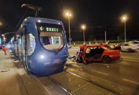 Ženu ubola osa, pa se autom zabila u tramvaj: Podlegla je povredama