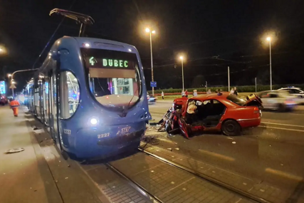 Ženu ubola osa, pa se autom zabila u tramvaj: Podlegla je povredama