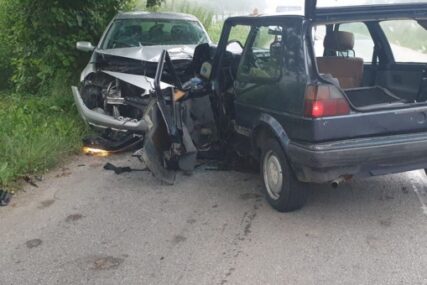 Nesreća kod Bratunca: Vatrogasci izvlačili povrijeđenog iz uništenog vozila