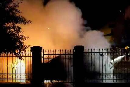 Zapaljen automobil političaru u Bosanskoj Gradiški, u toku je uviđaj (VIDEO)