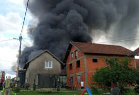 Izgorjeli automehaničarska radnja i 9 vozila: Velika materijalna šteta u požaru u Prijedoru (FOTO)