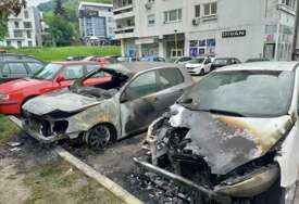U požaru u Tuzli oštećena tri automobila