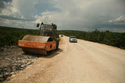 Rekonstrukcija ceste koja je digla na noge istočnu Hercegovinu: Tajanstveni "dodatni radovi" na putu Ljubinje - Žegulja