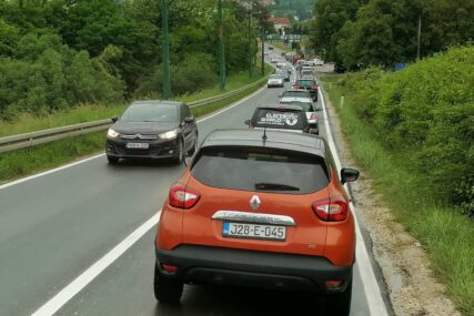 Saobraćaj na putu Zenica - Nemila usporen zbog saobraćajne nesreće, ulaz u Sanski Most blokiran