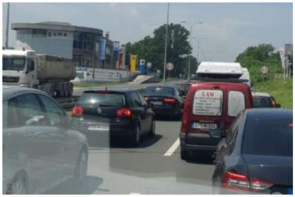 Obustavljen saobraćaj na magistralnom putu Tuzla-Lukavac: Sudar dva automobila