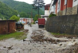 Nevolje Srebreničana se nastavljaju: Bujica poplavila stambenu zgradu