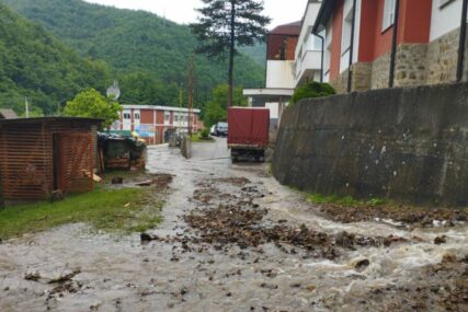 Nevolje Srebreničana se nastavljaju: Bujica poplavila stambenu zgradu