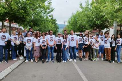 Studenti u majicama sa natpisom "Izađi mala" podržali protest u Zvečanu