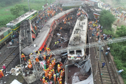 Katastrofalan sudar vozova u Indiji, raste broj mrtvih (FOTO)