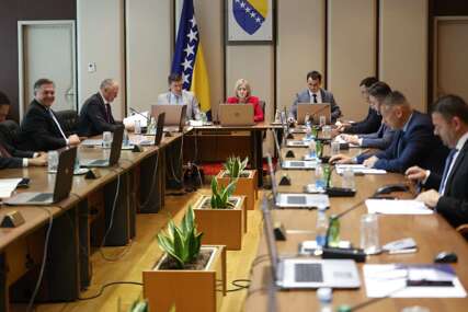 Iz Vijeća ministara pokušali objasniti zašto nisu proglasili dan žalosti u BiH: Od 9.30 do 12 sati nisu bili pri telefonu!