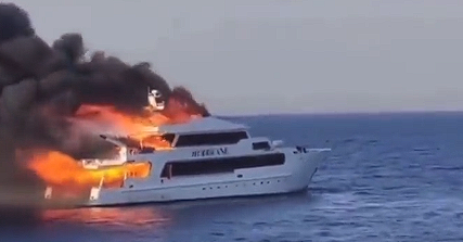 Dramatične snimke broda u plamenu, tri turista vode se kao nestali (VIDEO)