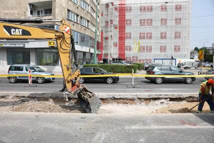 Naše kamere zabilježile: Tokom rekonstrukcije raskrsnice na Skenderiji saobraćaj otežan, ali bez većih zastoja (FOTO+VIDEO)
