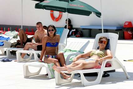 Naše kamere su zabilježile: Sarajlije i ovog vikenda uživaju na dobrinjskom bazenu (FOTO)