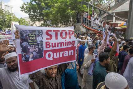 OČEKUJU SE NOVI NEMIRI: Demonstranti zapalili Kur'an ispred iračke ambasade u Danskoj