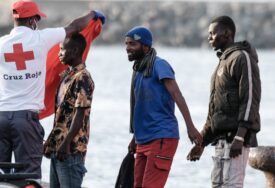 Britanija počela s pritvaranjem migranata, naredna destinacija je - Ruanda
