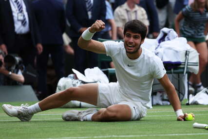 U vrlo dramatičnom i dugom duelu protiv Đokovića, Alcaraz osvojio Wimbledon