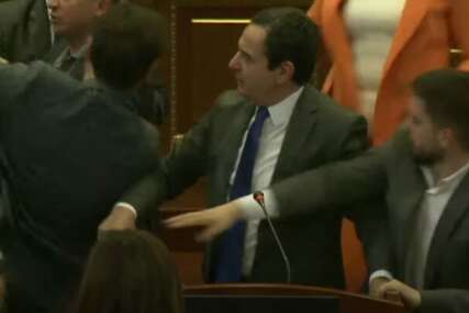 Tuča u Skupštini Kosova (VIDEO)