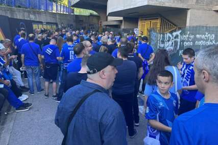 Grbavica pjesmom odjekuje: Nekoliko stotina navijača plavih već pred stadionom